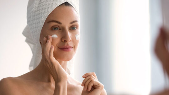 donna che si prende cura del viso dopo lifting