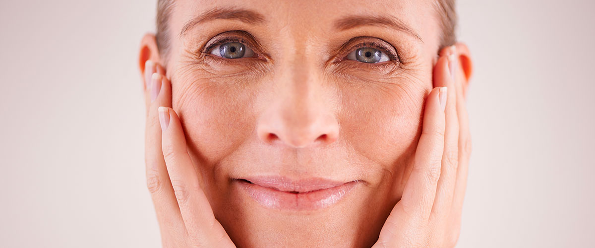 viso di una donna con segni di invecchiamento