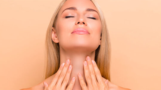 Donna lifting viso e collo