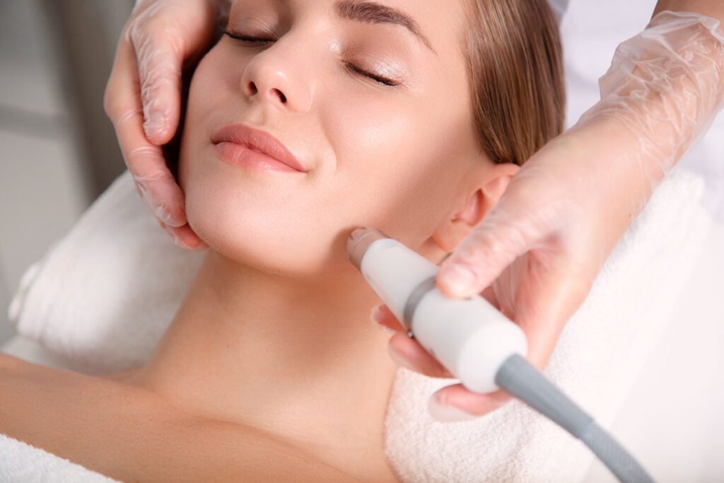 donna che fa ultrasuoni dopo lifting viso e collo
