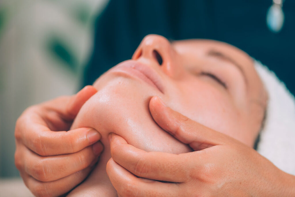 donna che fa linfodrenaggio viso dopo lifting